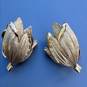 Crown Trifari gold tone Tulip flower clip on earrings great condition vintage